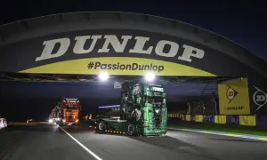 Un camion vert décoré pour les 24h du Mans, sous le pont Dunlop.