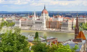 Budapest: Das Parlamentsgebäude am Fluss, ein Traumziel nach einer langen Zugfahrt von Hamburg.