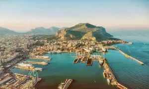 Palermo mit Kindern: Ein Blick auf den Hafen mit Schiffen und dem Monte Pellegrino im Hintergrund. Perfekt für einen Familienausflug!