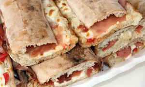 Paposcia come farcirla: focaccia ripiena di prosciutto e formaggio fuso, un'idea gustosa per un pasto veloce.