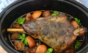 Jak upiec udziec jagnięcy z kością, aby był soczysty i aromatyczny