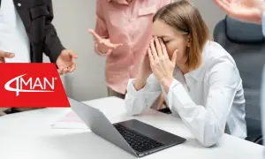Giovane donna stressata in ufficio, circondata da colleghi agitati. Un esempio di crisi management.