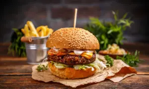 Co dać do hamburgera, aby zaskoczyć smakiem i teksturą?