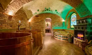 Gemütliche Bierfässer und ein Kamin im pilsen bierhotel.