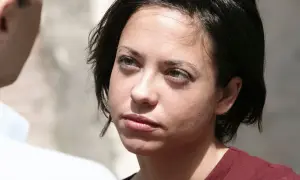 Mujer con mirada perdida, reflexionando sobre como dejar a un maltratador.