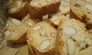 Des biscuits croquants aux amandes, une délicieuse recette italienne, prêts à être dégustés.