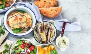 Un festin méditerranéen : brochettes, moussaka, poisson frit, salade grecque, pain et sauce. Un menu de la semaine alléchant !