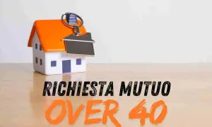 Modellino di casa con chiave, testo "Richiesta mutuo over 40". Scopri le agevolazioni mutuo prima casa over 40.