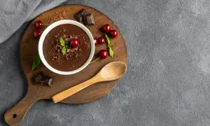 Pyszny budyń czekoladowy z wiśniami i miętą. Zastanawiasz się, ile kcal ma budyń czekoladowy? Ten deser wygląda na bogaty w smak!