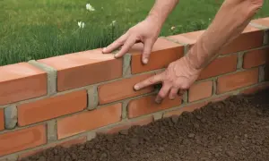 Jak zrobić obrzeże z cegły - krok po kroku bez zbędnych problemów