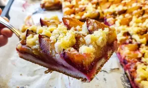 Ein Stück saftiger Zwetschgenkuchen mit Streuseln auf Hefeteig. Perfekt für das nächste Blech.