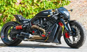 Czarny, sportowy motocykl z pomarańczowymi akcentami i podwójnym wydechem Akrapovič. Ten monowahacz to marzenie każdego fana motoryzacji.