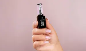 Dłoń prezentuje lakier Victoria Vynn Boost Base. Zastanawiasz się, najpierw primer czy baza? Ten produkt to idealny wybór na start.