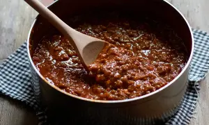 Un pentolino pieno di profumato ragù di carne, pronto per condire la pasta.