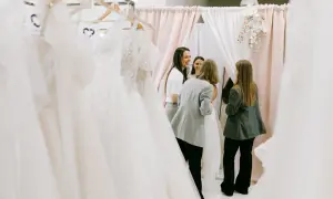 Kiedy szukać sukni ślubnej? Idealny harmonogram bez stresu!