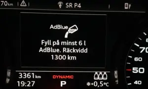 Varning: Fyll på minst 6 liter AdBlue. Räckvidd 1300 km. Dags att fylla på AdBlue!
