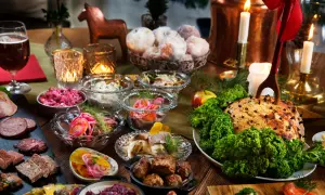 En härlig julbord meny med julskinka, köttbullar, sill och rödbetor. Perfekt för en mysig jul.