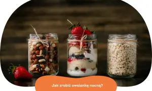 Słoiki z bakaliami, owsianką i gotową nocną owsianką z owocami. Idealne na szybkie śniadanie.