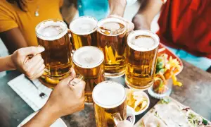Brindisi con birra season! Amici brindano con boccali di birra dorata, un momento di gioia e condivisione.
