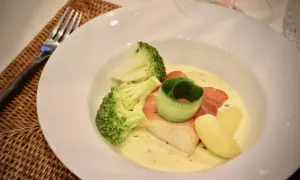 En vacker tallrik med fisk, broccoli och potatis i en krämig sås. Perfekt för en middag med vin till Sandefjordsås.