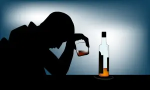 Alkohol po radioterapii: Czy to bezpieczne? Onkolog wyjaśnia