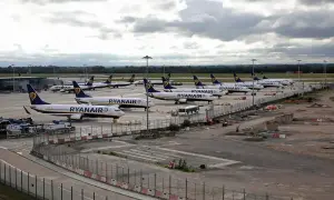Wiele samolotów Ryanair na płycie lotniska, gotowych do lotów do Anglii.
