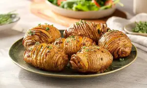 Perfekt krispiga hasselbackspotatis i airfryer, toppade med färska örter. Enkel och god tillbehör.