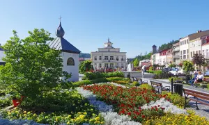Kwiatowe rabaty, fontanna i ratusz tworzą urokliwą atmosferę, jakby to była mała Grecja.