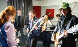 While My Guitar Gently Weeps: Eric Clapton i kulisy legendarnej solówki