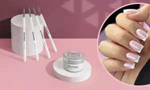 Pinceaux et pot de gel pour une french inversée parfaite. Manucure impeccable avec un fini nacré.