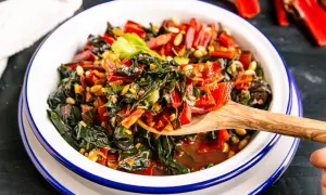 Buntes Mangoldgemüse mit Pinienkernen, eine köstliche Idee für Mangold Rezepte.