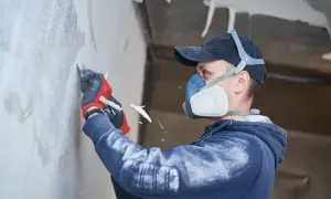 Jak usunąć farbę olejną ze ściany? Skuteczne metody i porady