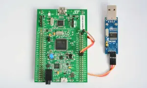 Zestaw deweloperski STM32 z modułem USB-UART (PL2303) do komunikacji szeregowej.