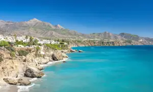 Costa de Nerja, Málaga, con sus casas blancas en acantilados y el mar turquesa.