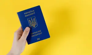 Dłoń trzyma paszport Ukrainy. Specustawa Ukraina ułatwia obywatelom Ukrainy dostęp do dokumentów.
