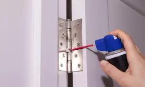 Koniec z czarnym brudem! Czym smarować zawiasy drzwi, by były czyste?