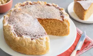 Una fetta di torta russa di Verona, spolverata di zucchero a velo, su un piatto bianco.
