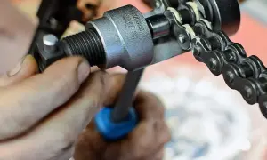 Rozkuwanie łańcucha motocyklowego: Profesjonalnie czy garażowo?