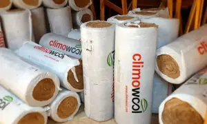 Zwoje wełny mineralnej, gotowe do utylizacji lub ponownego wykorzystania. Materiał izolacyjny w opakowaniach z logo "climowool".