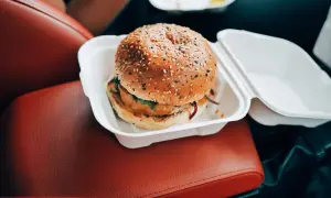 Pyszny burger w białym opakowaniu, idealny na szybki posiłek. Czy zastanawiałeś się nad big mac kalorie?