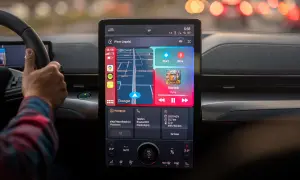 Włączanie android auto w samochodzie. Na ekranie nawigacja Google, Spotify i odtwarzacz muzyki.