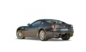 Ciemnoszary Ferrari 599 z czterema końcówkami wydechu i polskimi tablicami rejestracyjnymi WW 909XX.