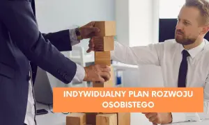 Dwóch mężczyzn buduje wieżę z drewnianych klocków, symbolizującą indywidualny plan rozwoju osobistego.