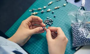 Stwórz własną bransoletkę DIY: Prosty poradnik krok po kroku