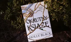 Okładka książki "Okrutny książę" Holly Black, z koroną i gałęziami.