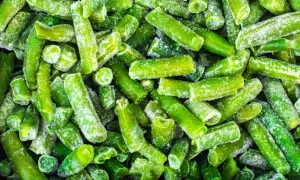 Gefrorene grüne Bohnen, bereit zum Kochen. Das Einfrieren von Bohnen ist eine tolle Methode, um sie frisch zu halten.