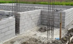 Fundamenty z bloczków betonowych z zbrojeniem, w trakcie budowy domu parterowego.