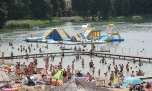 Wakacje nad jeziorem Jaroszewskim to mnóstwo zabawy na dmuchanych zjeżdżalniach i kąpieli w wodzie.