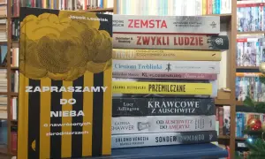 Książka "Zapraszamy do nieba" o nawróconych zbrodniarzach obok innych tytułów o obozach koncentracyjnych.