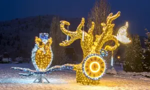 Śnieżne krajobrazy Muszyny zimą ożywają dzięki świetlnym instalacjom: sowa, drzewo z zegarem i motyl tworzą magiczną atmosferę.